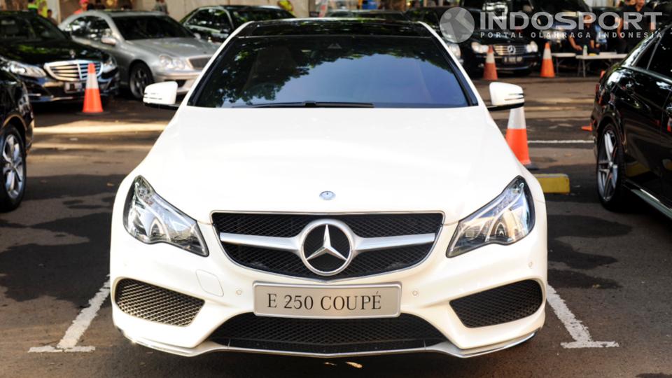 Mobil mewah Mercedes-Benz E250 Coupe turut mewarnai lomba Mercedes-Benz Club Indonesia 10K.